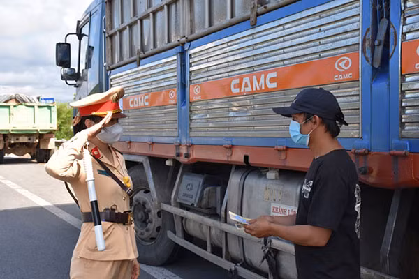 Các cán bộ, chiến sĩ nữ CSGT làm nhiệm vụ tuần tra, kiểm soát giao thông trên tuyến Quốc lộ 1A.