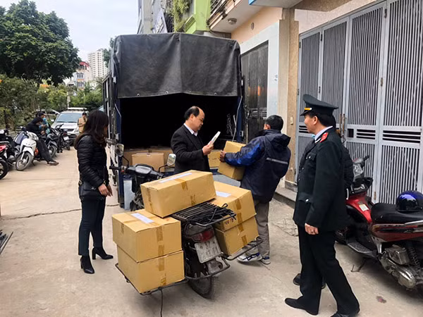 Cơ quan chức năng tiến hành thu giữ tang vật có số lượng lên đến 40 ngàn cuốn sách.