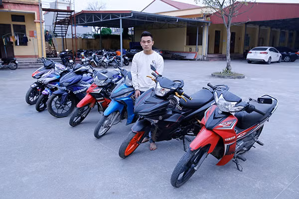 Đối tượng Khoa cùng tang vật tại cơ quan Công an.