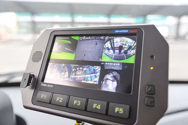Bảng màn hình hiển thị hệ thống camera an ninh và kiểm soát hành trình đa chiều.