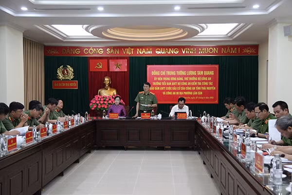 Thứ trưởng Lương Tam Quang phát biểu tại buổi làm việc.
