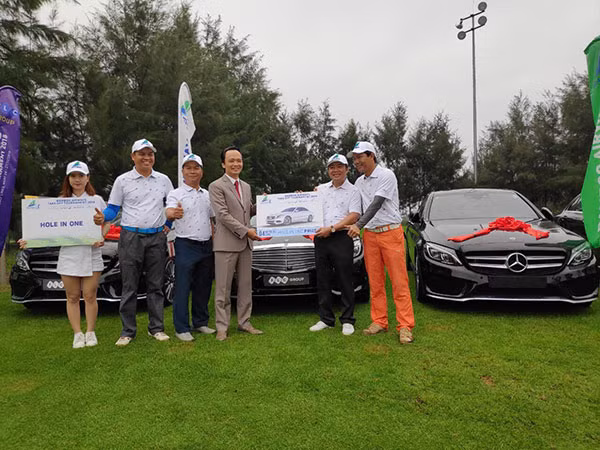Chủ tịch Tập đoàn FLC – Ông Trịnh Văn Quyết trao giải thưởng cho golfer Cao Xuân Hùng ngay tại giải đấu.