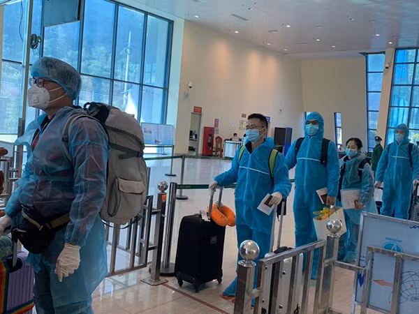 Các chuyên gia Trung Quốc đang làm thủ tục nhập cảnh vào Việt Nam qua Cửa khẩu Quốc tế Hữu Nghị, Lạng Sơn.