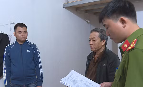 Cơ quan Công an thi hành lệnh khám xét nơi ở của đối tượng Hồ Anh Dũng và đồng bọn.