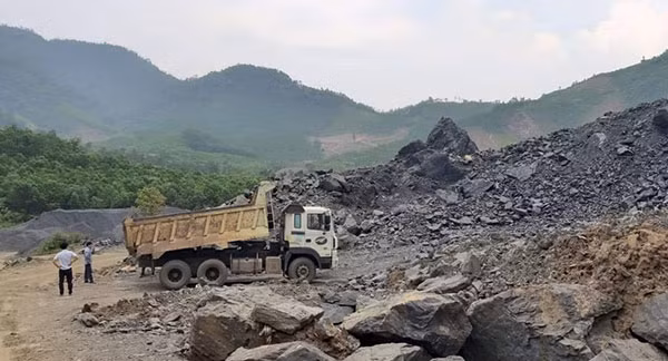 Công ty CP Trường Thịnh vẫn ngang nhiên hoạt động khai thác mỏ đá Thượng Long.