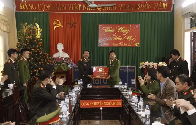 Thứ trưởng Trần Quốc Tỏ tặng quà cho Công an huyện Nghĩa Hưng.
