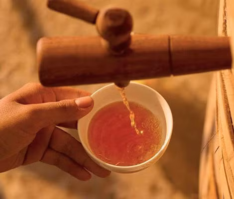 Nhìn quá trình làm nước mắm thấy thời gian chậm lại.