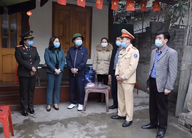 Đoàn công tác kiểm tra công tác phòng chống dịch COVID-19 tại các chốt kiểm soát phòng, chống dịch trên địa bàn thành phố Yên Bái.