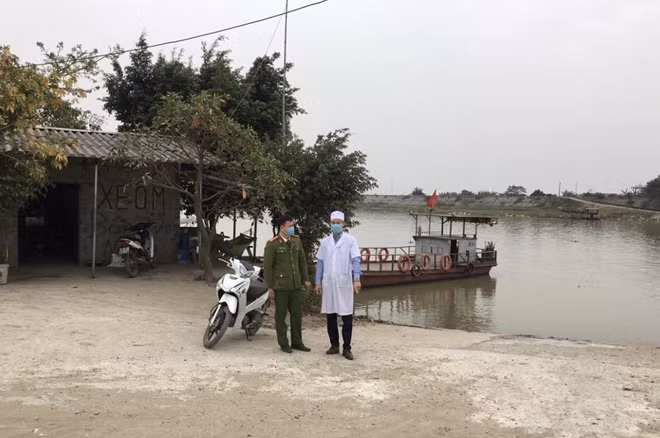 Cán bộ Công an huyện Yên Dũng tham gia kiểm soát dịch bệnh.