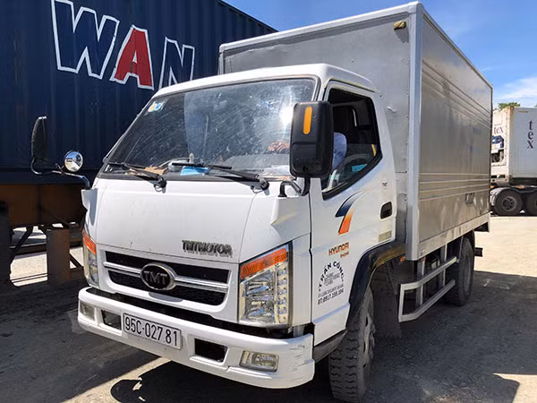 Chiếc xe tải chở trái cây.