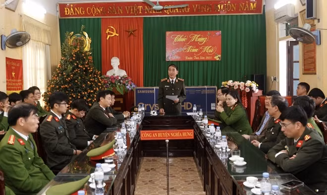 Thứ trưởng Trần Quốc Tỏ phát biểu tại buổi làm việc.