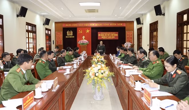 Đại tá Đặng Hồng Đức, Giám đốc Công an tỉnh báo cáo về kết quả Đại hội đại biểu toàn quốc lần thứ XIII của Đảng.