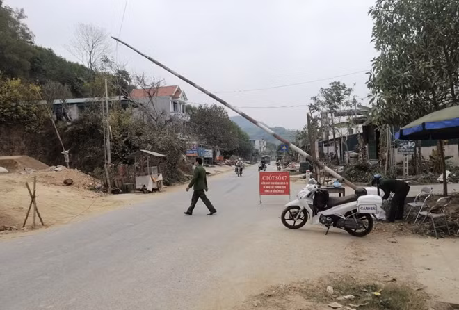 Chốt kiểm dịch tại địa phận xã Hữu Sản.