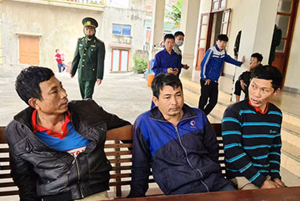 Các thuyền viên hãi hùng kể lại phút gặp nạn.