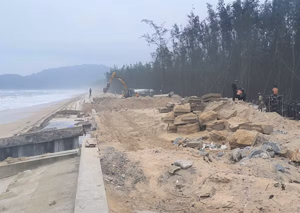 Đơn vị thi công khắc phục các điểm hư hỏng trên công trình kè biển ở xã Giang Hải.