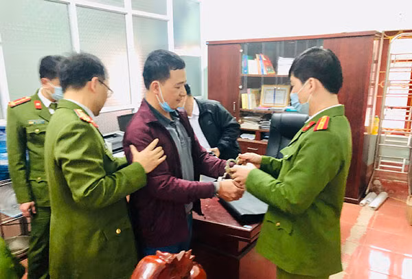 Cơ quan Công an thực hiện lệnh bắt Vũ Cảnh Phương.