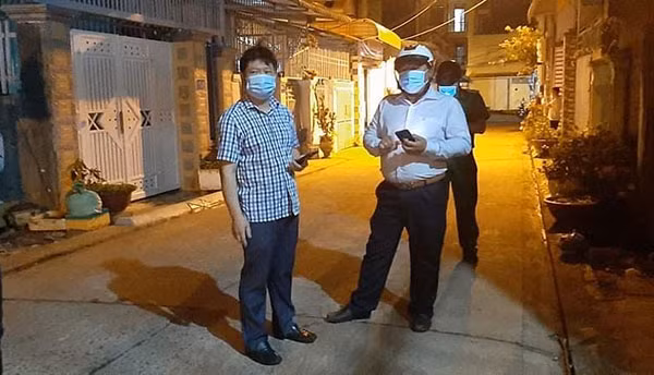 Ông Đoàn Ngọc Thượng, Phó Chủ tịch UBND TP Buôn Ma Thuột đang chỉ đạo các lực lượng chức năng tại hiện trường; dự kiến sẽ phong tỏa khoảng 50 hộ dân.