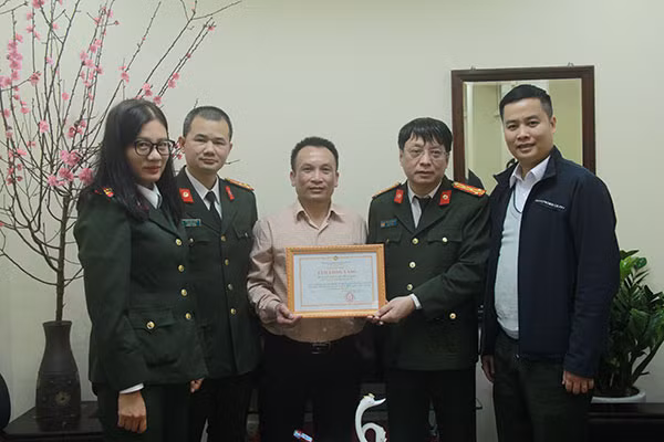 Đại tá Phạm Khải, Tổng Biên tập Báo CAND trao Chứng nhận Tấm lòng vàng của Báo CAND cho ông Nguyễn Thường Thanh.