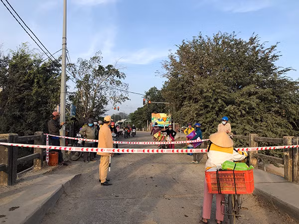 Công an thị xã Ayun Pa tổ chức chốt phòng, chống dịch COVID-19 tại các tuyến đường ra vào thị xã.