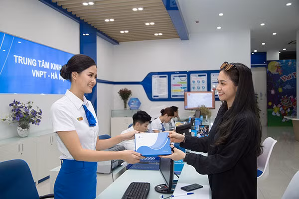 5 giải ĐẶC BIỆT từ VinaPhone, mỗi giải bao gồm trọn bộ 03 sản phẩm iPhone 12, Macbook Air 2020, Apple Watch S6.
