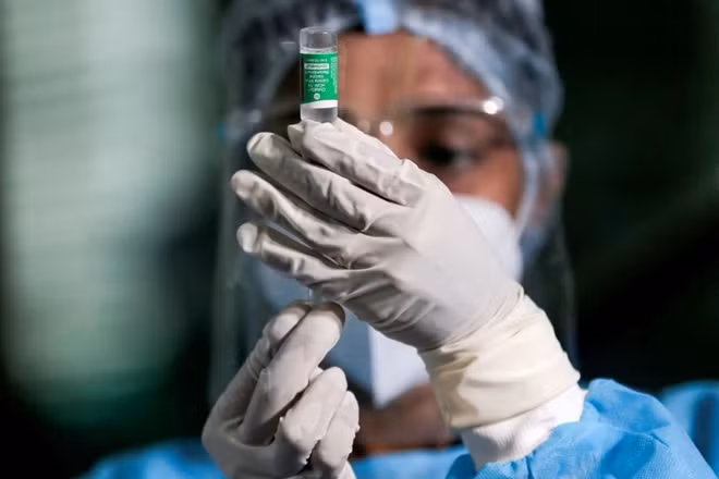 Bất đồng giữa các quốc gia về vấn đề chia sẻ bản quyền vaccine có thể ảnh hưởng đến nỗ lực thúc đẩy tiêm chủng toàn cầu. Ảnh: Reuters.