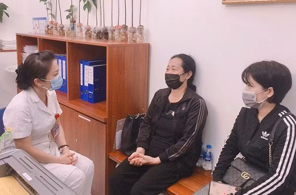 Mẹ anh T (ngồi giữa) đang chia sẻ về quyết định hiến tạng.