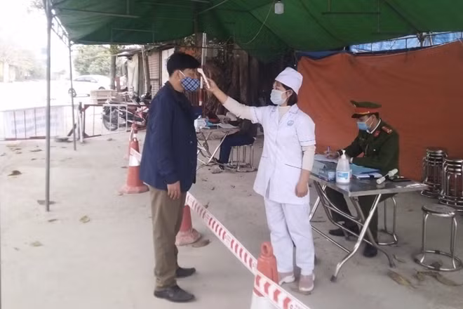 Công an huyện Yên Dũng tham gia chốt kiểm dịch.