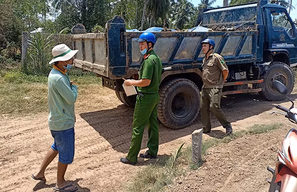 Phương tiện vận chuyển đất ruộng trái phép bị Công an huyện Càng Long phát hiện, xử lý.