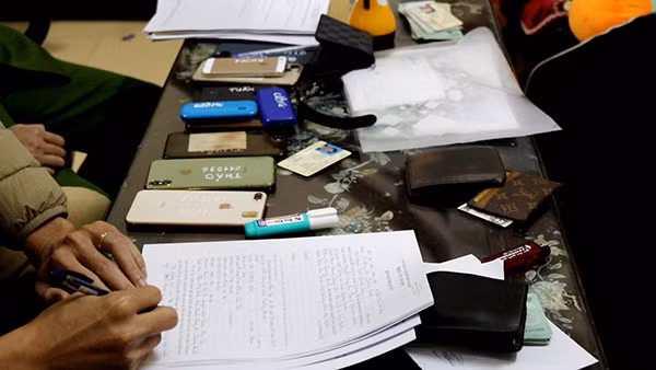 Lực lượng Công an thu giữ nhiều đồ vật, tài liệu liên quan đến hoạt động cho vay nặng lãi của các đối tượng.