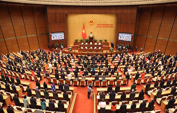 Các đại biểu chào cờ bế mạc Quốc hội.