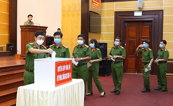 Cán bộ, chiến sỹ Công an tỉnh tham gia ủng hộ phòng, chống dịch COVID-19.