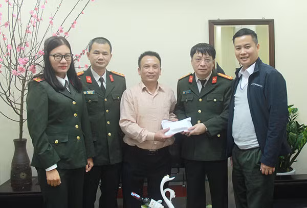 Ông Nguyễn Thường Thanh trao 200 triệu đồng ủng hộ chương trình “Tết vì người nghèo” của Báo CAND.