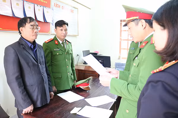Tống đạt quyết định khởi tố bị can đối tượng Trần Công Oanh.