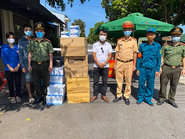 Chiều 6/6, anh Trần Huyền Linh (ở thôn Trung Phú, thuộc giáo xứ Văn Hạnh, xã Thạch Trung, TP Hà Tĩnh) đã đến trao tặng 3 thùng khẩu trang, 6 thùng nước cho lực lượng vũ trang đang thực hiện nhiệm vụ tại 15 chốt phong tỏa phòng chống dịch COVID-19 trên địa bàn TP Hà Tĩnh.