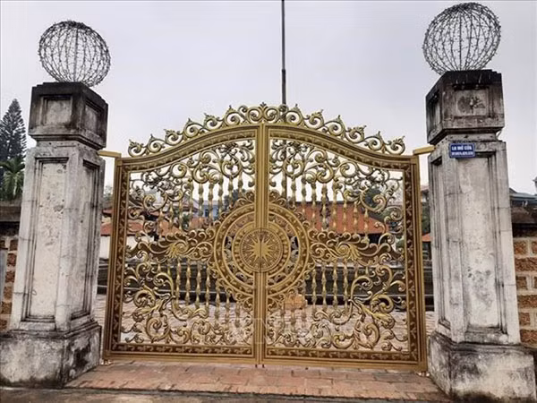 Cổng sắt được lắp mới tại di tích quốc gia đình Tây Đằng bị dư luận chỉ trích những ngày qua.