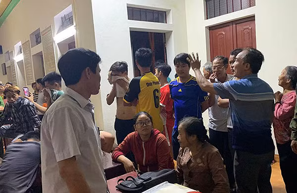 Lực lượng chức năng và nhân dân đưa nhóm đối tượng trên về trụ sở để làm rõ.