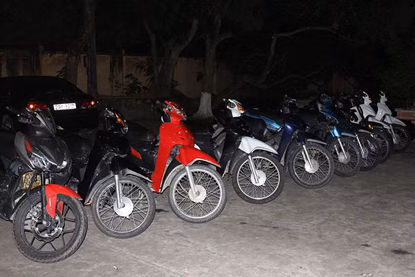 Lực lượng Cảnh sát cơ động, Công an Hà Nam bắt giữ các đối tượng và phương tiện.