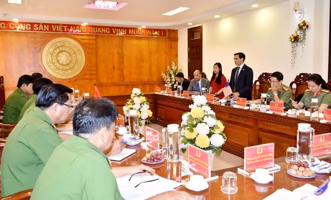 Toàn cảnh buổi làm việc.