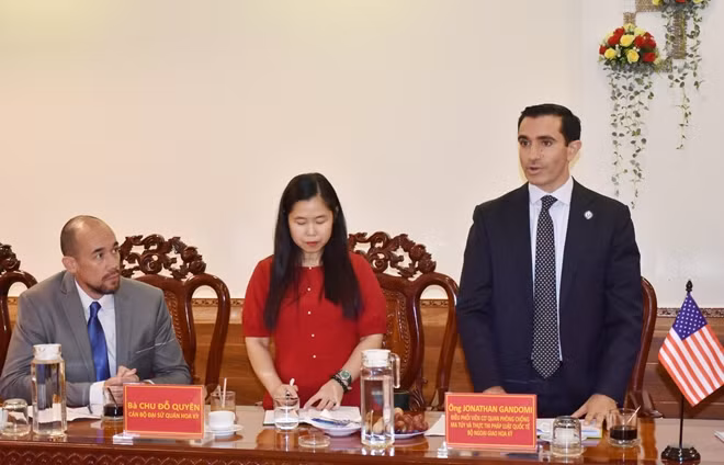 Ông Jonathan Gandomi, Điều phối viên Cơ quan phòng, chống ma túy và thực thi pháp luật quốc tế (Bộ Ngoại giao Hoa Kỳ) thông qua chương trình làm việc.