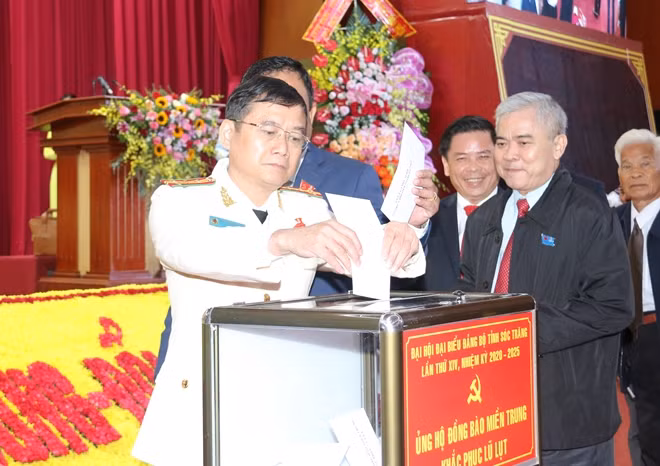 Các đại biểu ủng hộ đồng bào miền Trung bị thiên tai.