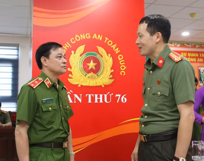 Các đại biểu trao đổi bên lề hội nghị.
