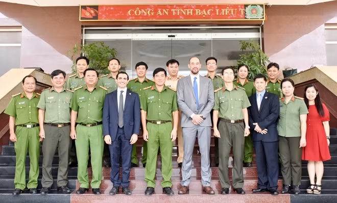 Đoàn công tác Đại sứ quán Hoa Kỳ chụp ảnh lưu niệm cùng lãnh đạo Công an tỉnh Bạc Liêu.