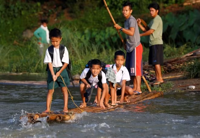 Học sinh tại một vùng hẻo lánh Montalban, Rizal, đông bắc Manila, Philippines "lái" chiếc bè tự chế để đến trường