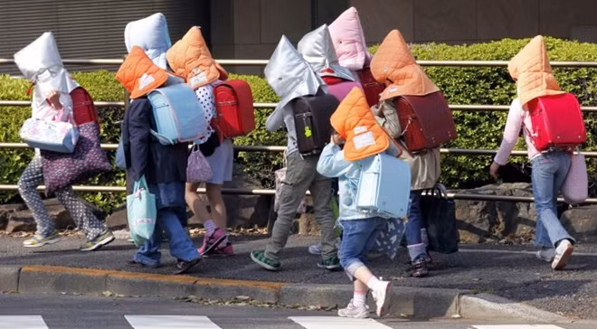 Học sinh tiểu học ở Nhật Bản đội những chiếc mũ bảo vệ khi đi đến trường