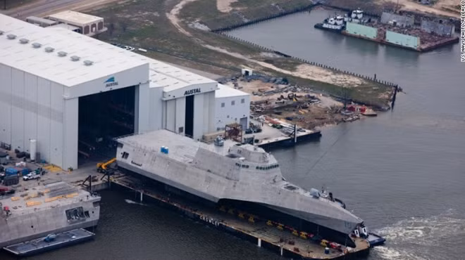 Tàu chiến Gabrielle Giffords được đưa ra khỏi xưởng chế tạo tàu của Austal USA. (US Navy, CNN)