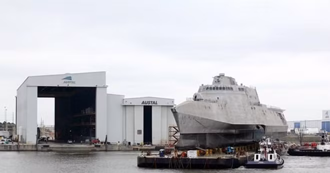 Bên ngoài xưởng đóng tàu của Austal USA
