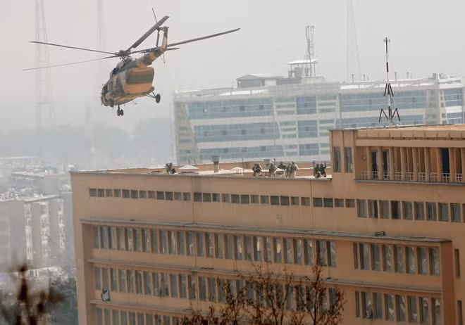 Lực lượng đặc nhiệm đột nhập hiện trường. Ảnh Reuters.