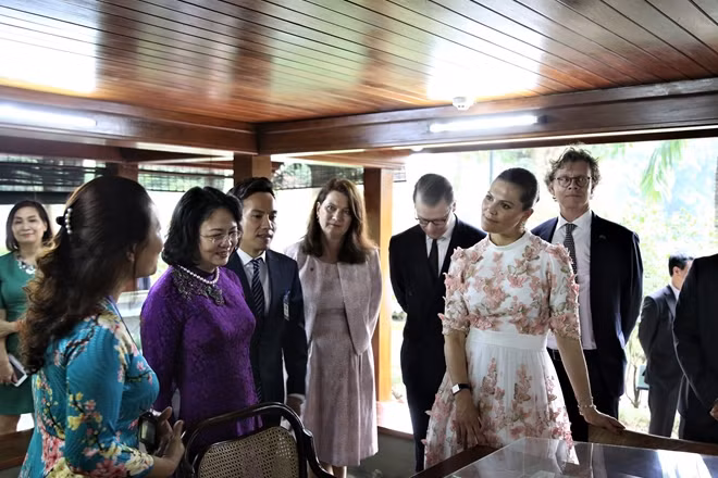 ... thăm nhà sàn Bác Hồ và được nghe thuyết minh về những kỷ vật đã gắn bó với những năm tháng làm việc của người tại đây.