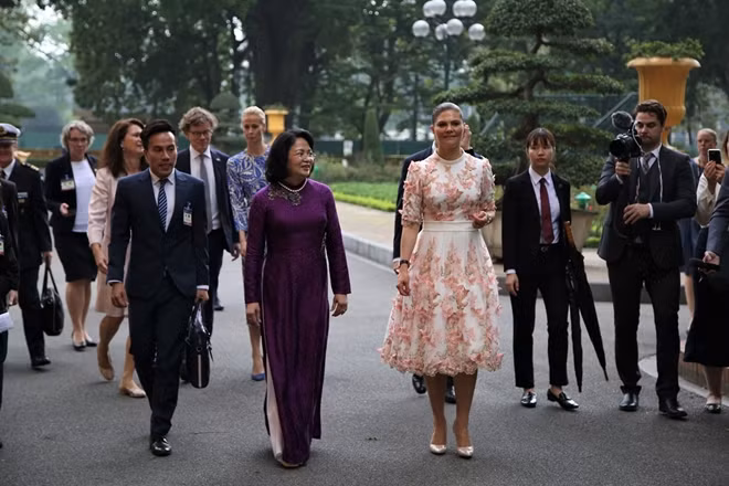 Sau hội đàm, Phó CTN Đặng Thị Ngọc Thịnh và Công chúa Thụy Điển cùng đi bộ tham quan Khu di tích Chủ tịch Hồ Chí Minh tại Phủ Chủ tịch.