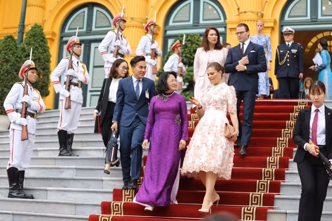 Công chúa Victoria Ingrid Alice Desiree sinh năm 1977, là con cả của nhà Vua Thụy Điển Carl XVI Gustaf và Hoàng hậu Silvia. Bà kết hôn năm 2010 và có hai con. Công chúa từng học chính trị và lịch sử tại Đại học Yale, Mỹ, sau đó hoàn thành khoá học về giải quyết xung đột và tạo dựng hoà bình quốc tế. Sau Lễ đón chính thức, hai bên đã tiến hành hội đàm.